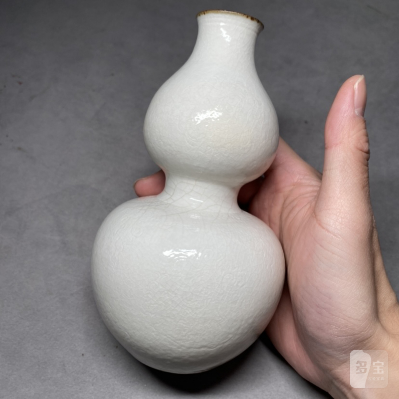 清乾隆 白釉暗刻双龙赶珠纹葫芦瓶 - 图7